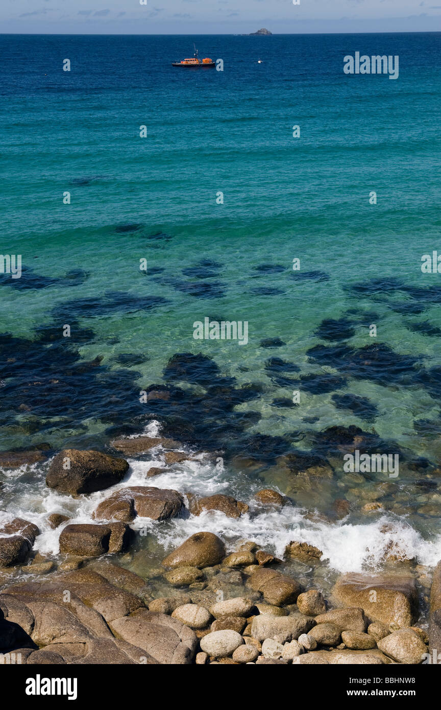 Verde mare blu e le rocce in Sennen Cove,, Inghilterra,'Gran Bretagna " del " Regno Unito " Foto Stock