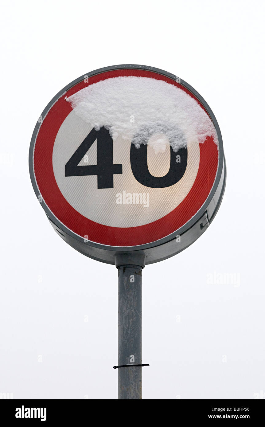 A quaranta miglia e ora limite velocità su strada coperta di neve Foto Stock
