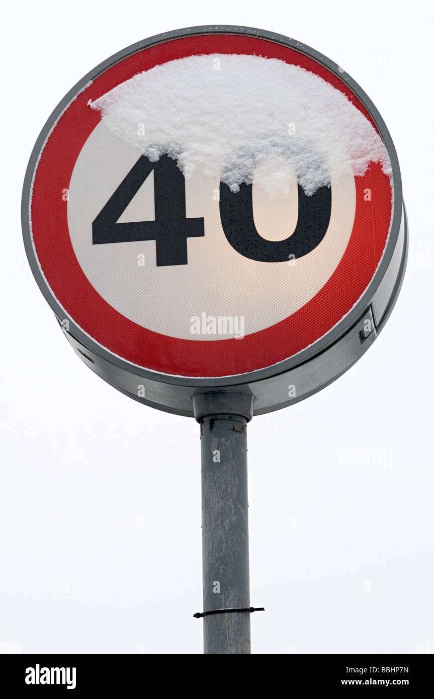 A quaranta miglia e ora limite velocità su strada coperta di neve Foto Stock