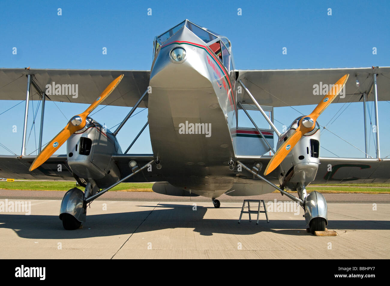 Un doppio motore de Havilland DH.84 Dragon Rapide biplano a Inverness Dalcross Aeroporto Foto Stock