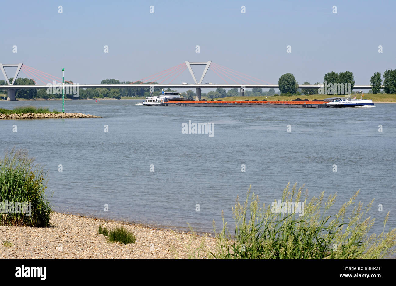 Il fiume Reno, Meerbusch mostra il Flughafen (aeroporto) ponte che porta A44 Autobahn e si collega a Düsseldorf. Foto Stock