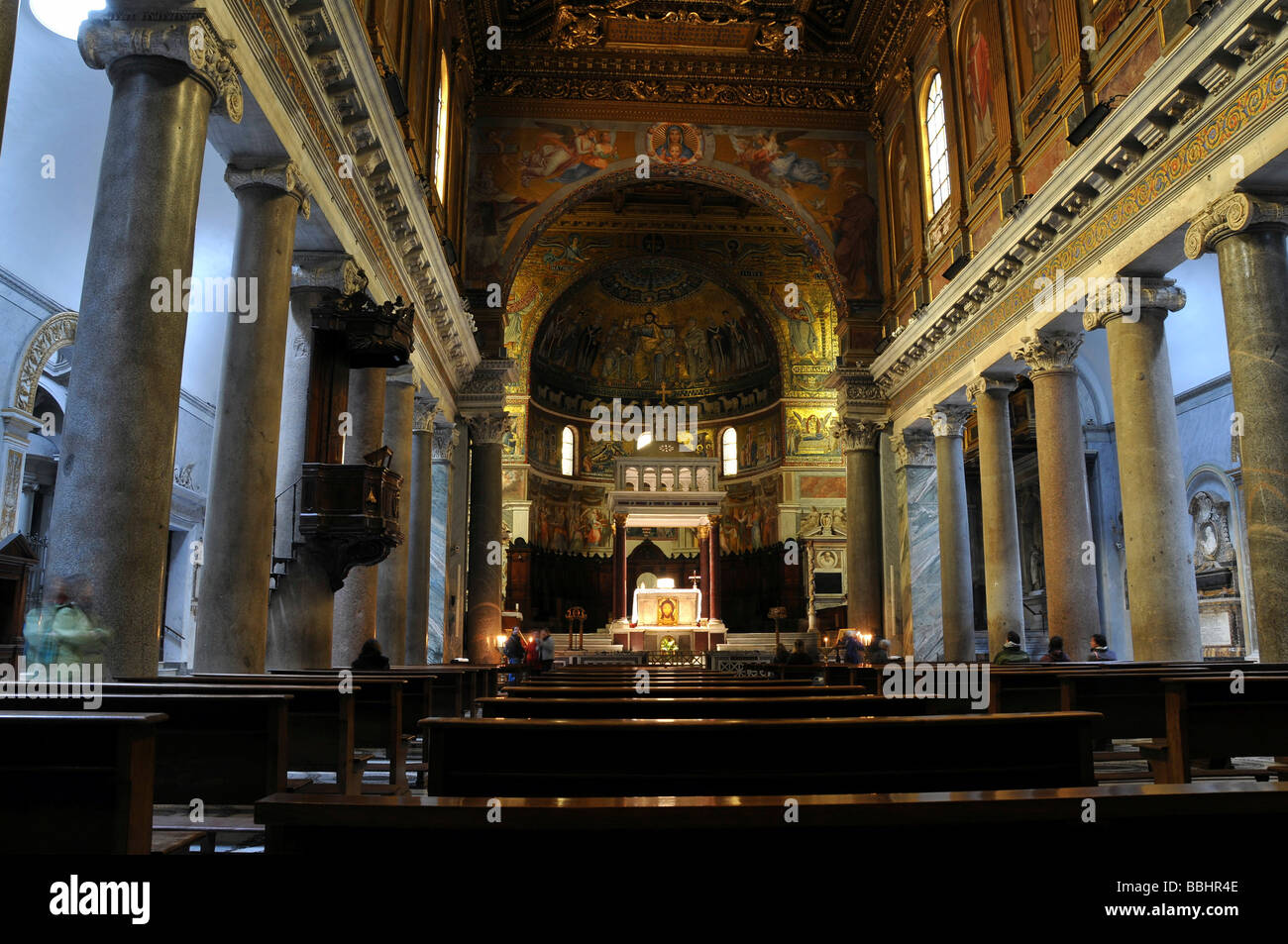 Navata centrale della chiesa di Santa Maria in Trastevere, Città Vecchia, Roma, Italia, Europa Foto Stock