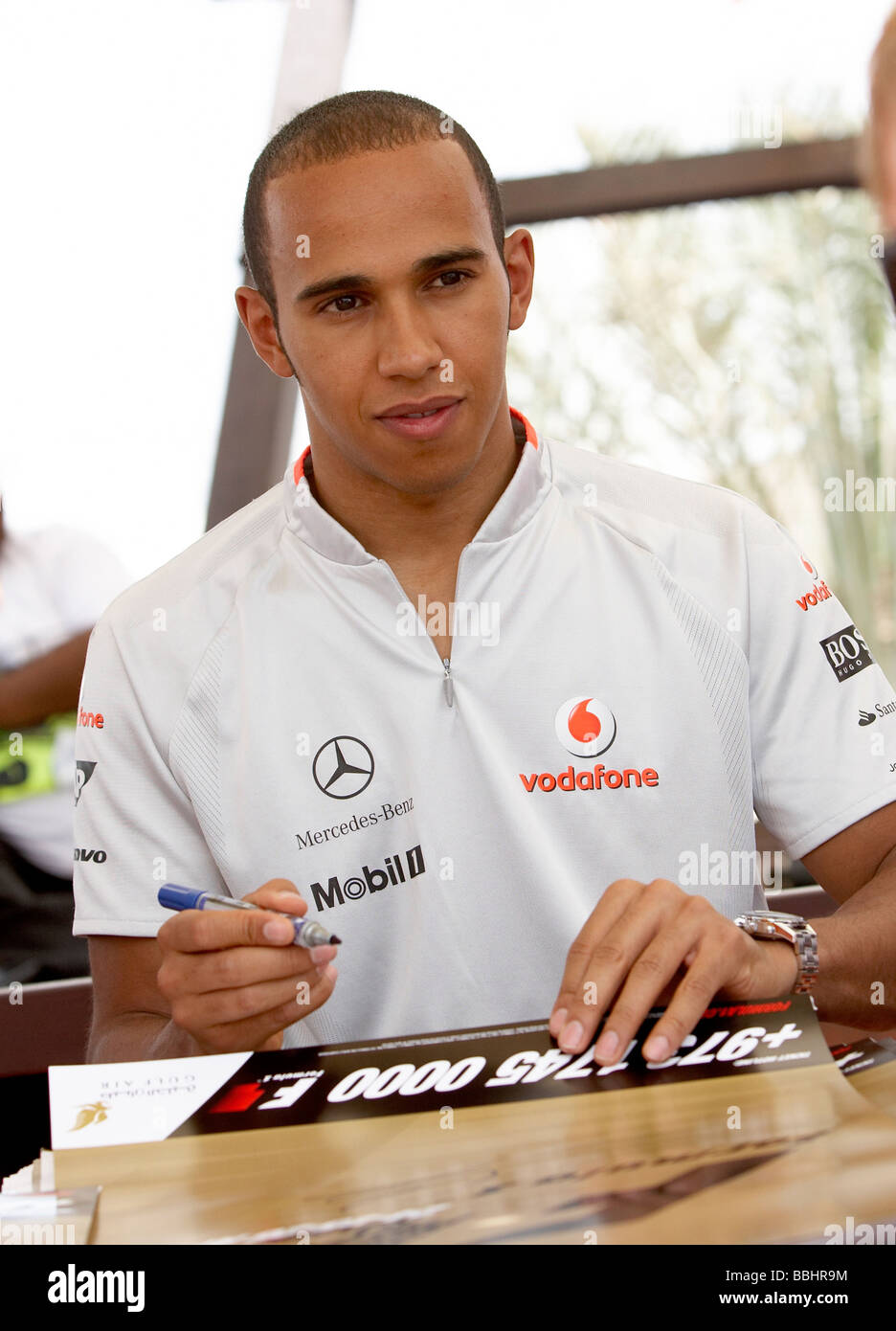 Lewis Hamilton firma autografi al 2009 Bahrain Grand Prix Foto Stock