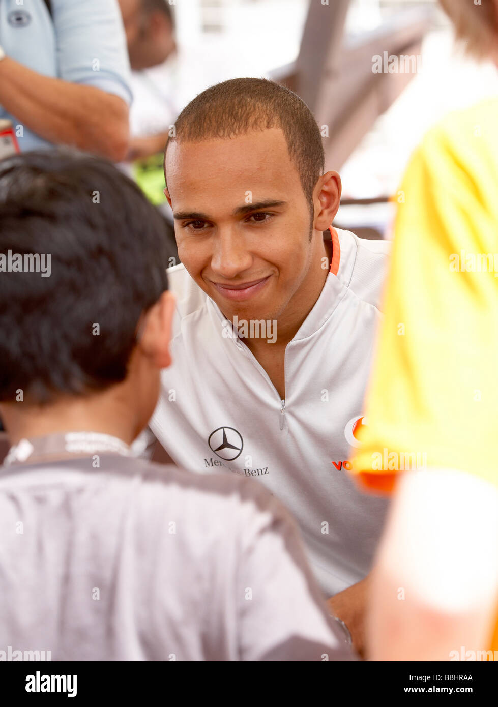 Lewis Hamilton firma autografi al 2009 Bahrain Grand Prix Foto Stock