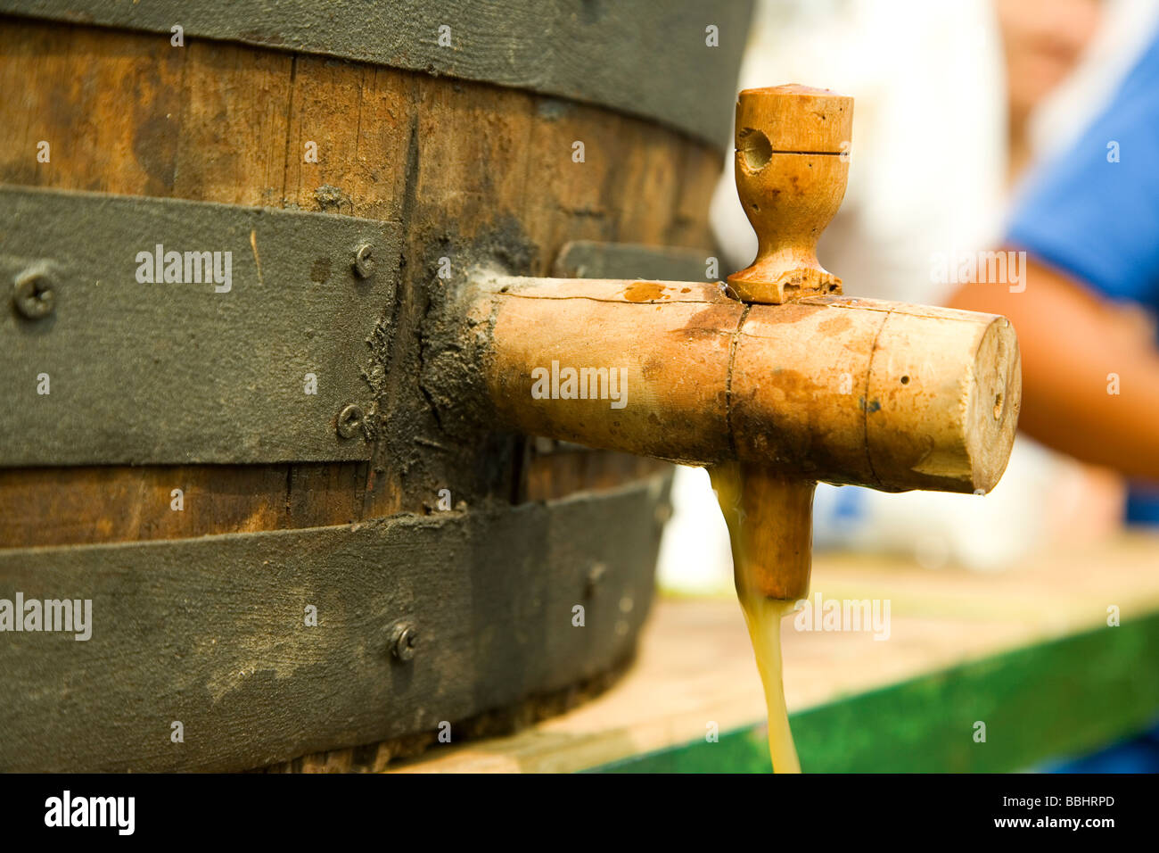 Succo d'uva stream harvest wine moscatel folk Foto Stock