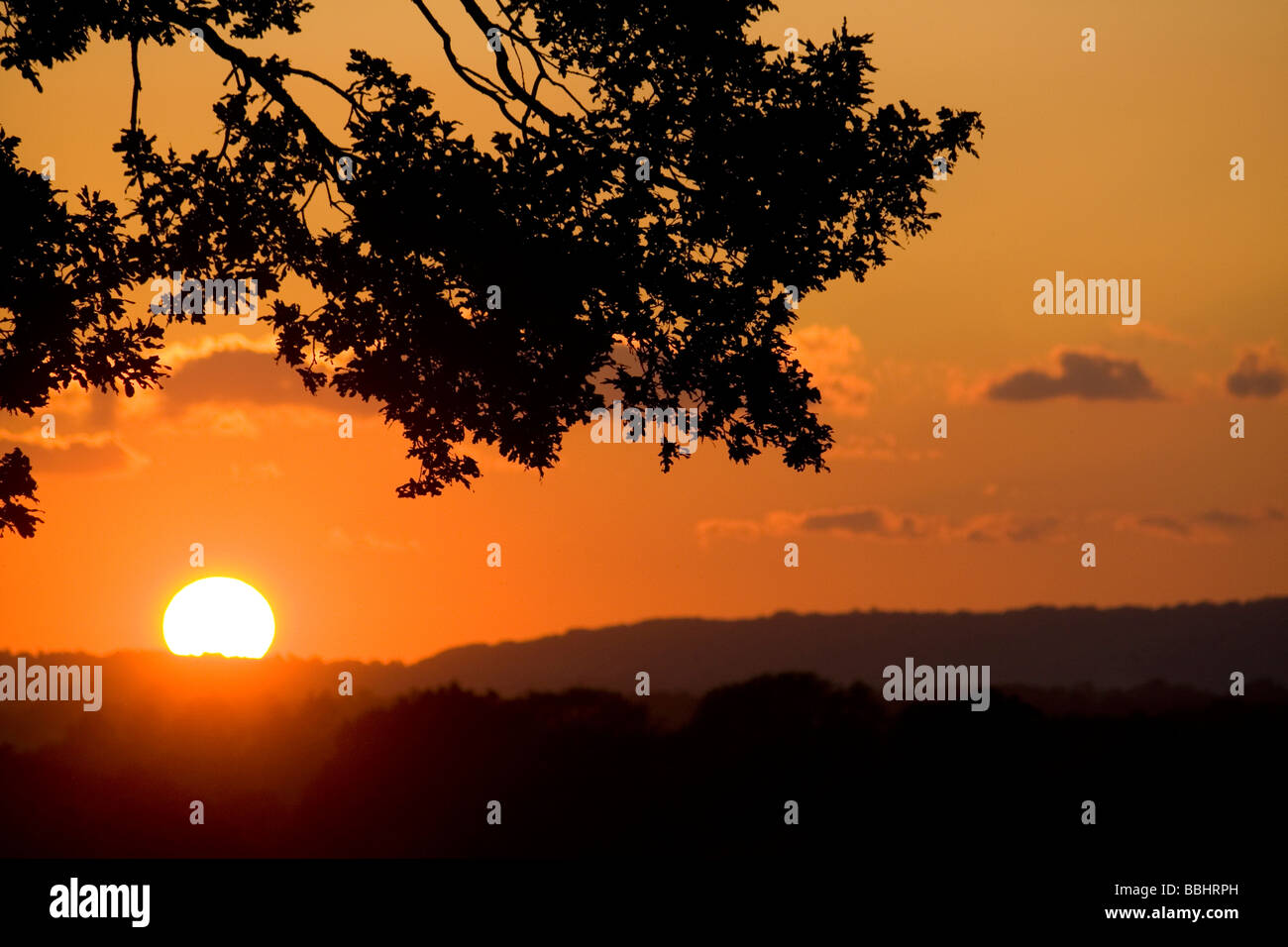 Gloriosa profondo rosso arancione tramonto, Kent, Inghilterra Foto Stock