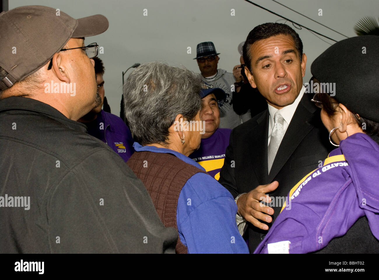 LOS ANGELES CA 29 maggio 2009 sindaco Antonio Villaraigosa parla a un lavoro di gruppo di protesta che heckled il sindaco di anticipo presso la 3r Foto Stock