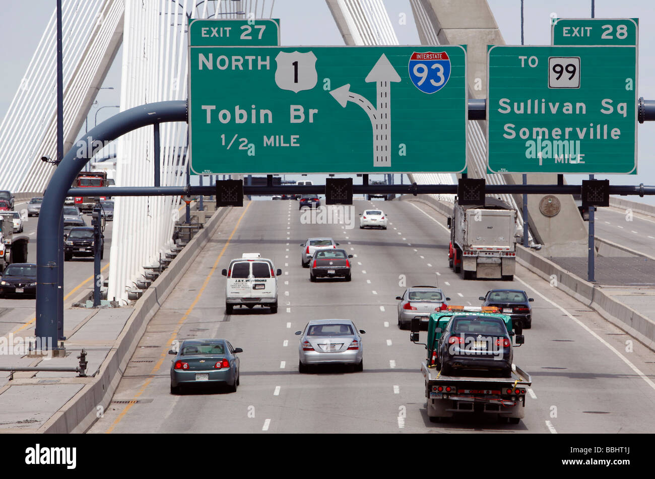 Interstate 93 oltre il Zakim Bunker Hill Bridge, Boston, Massachusetts Foto Stock