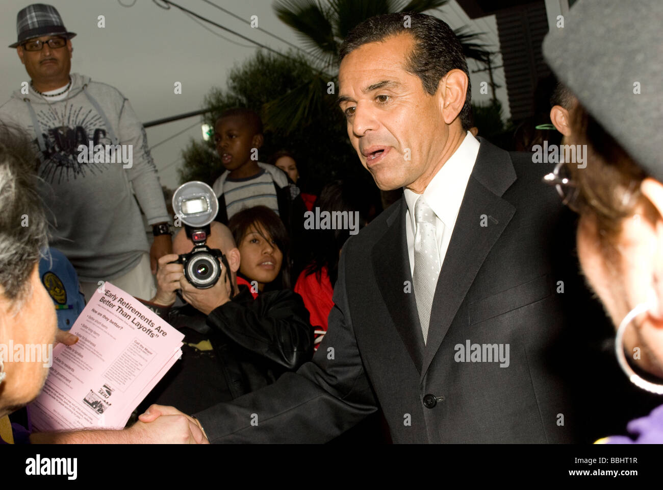 LOS ANGELES CA 29 maggio 2009 sindaco Antonio Villaraigosa parla a un lavoro di gruppo di protesta che heckled il sindaco di anticipo presso la 3r Foto Stock