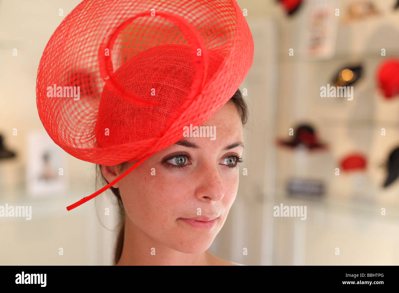 Una donna cerca su un designer hat in hat shop James Lock & Co. Numero 6 St James Street, Londra Foto Stock