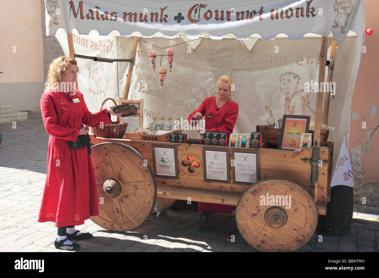 Bancarella vendendo dolci mandorle, Tallinn, Repubblica di Estonia, dell'Europa orientale. Foto di Willy Matheisl Foto Stock