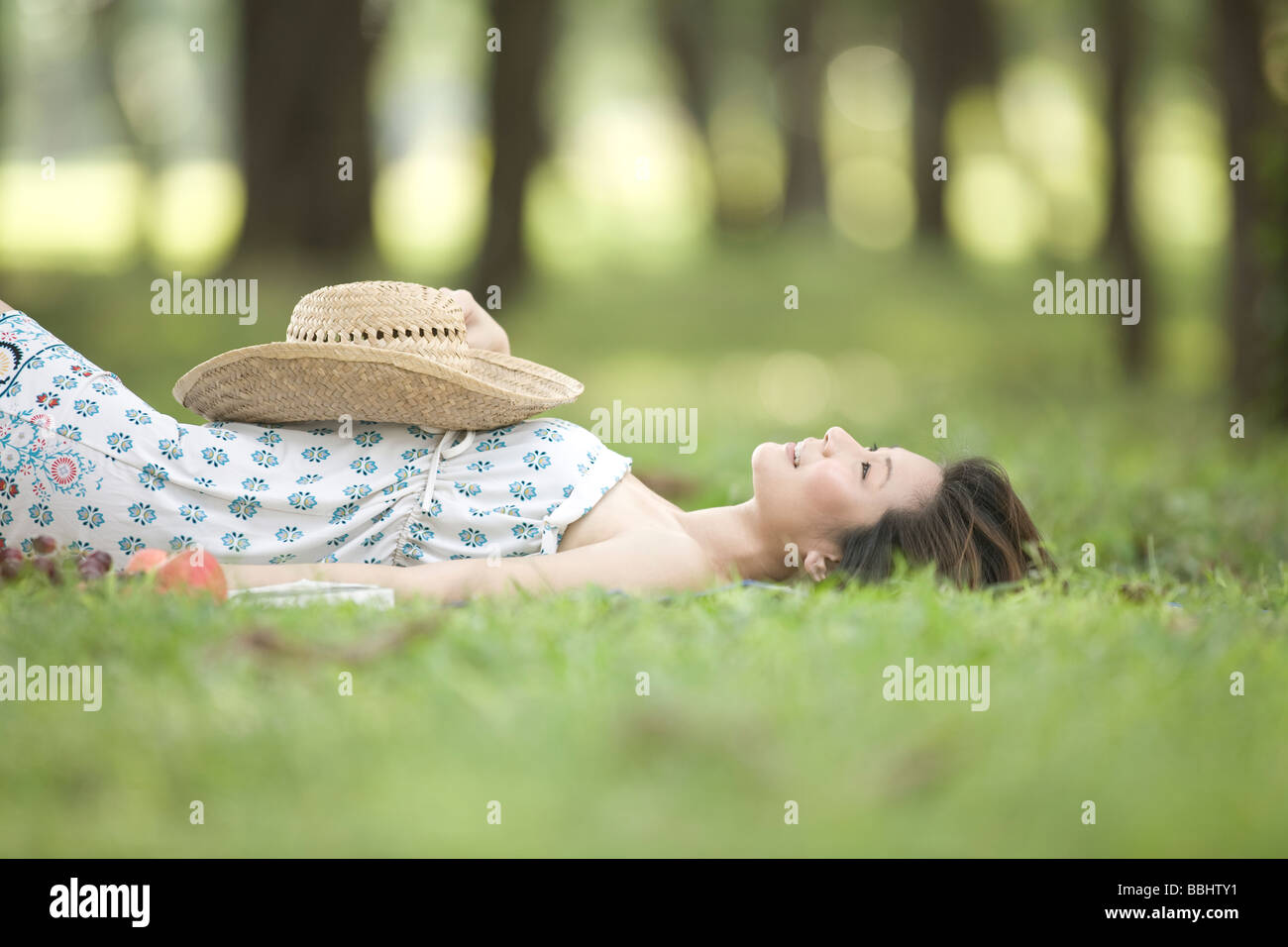 Giovane donna rilassante in un parco Foto Stock