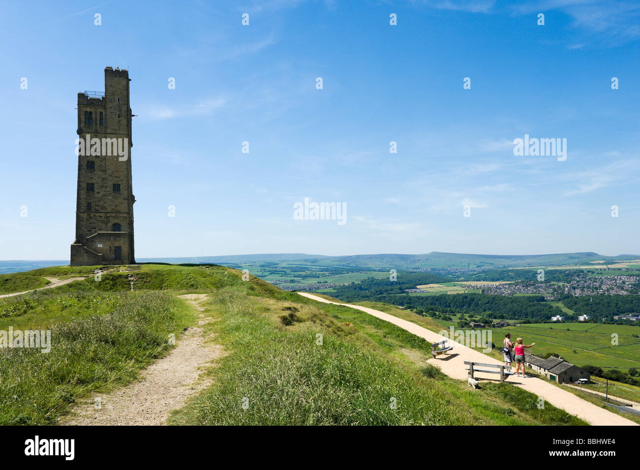 Vista su Huddersfield da vicino alla Torre di Victoria sulla Collina del Castello, West Yorkshire, Inghilterra Foto Stock
