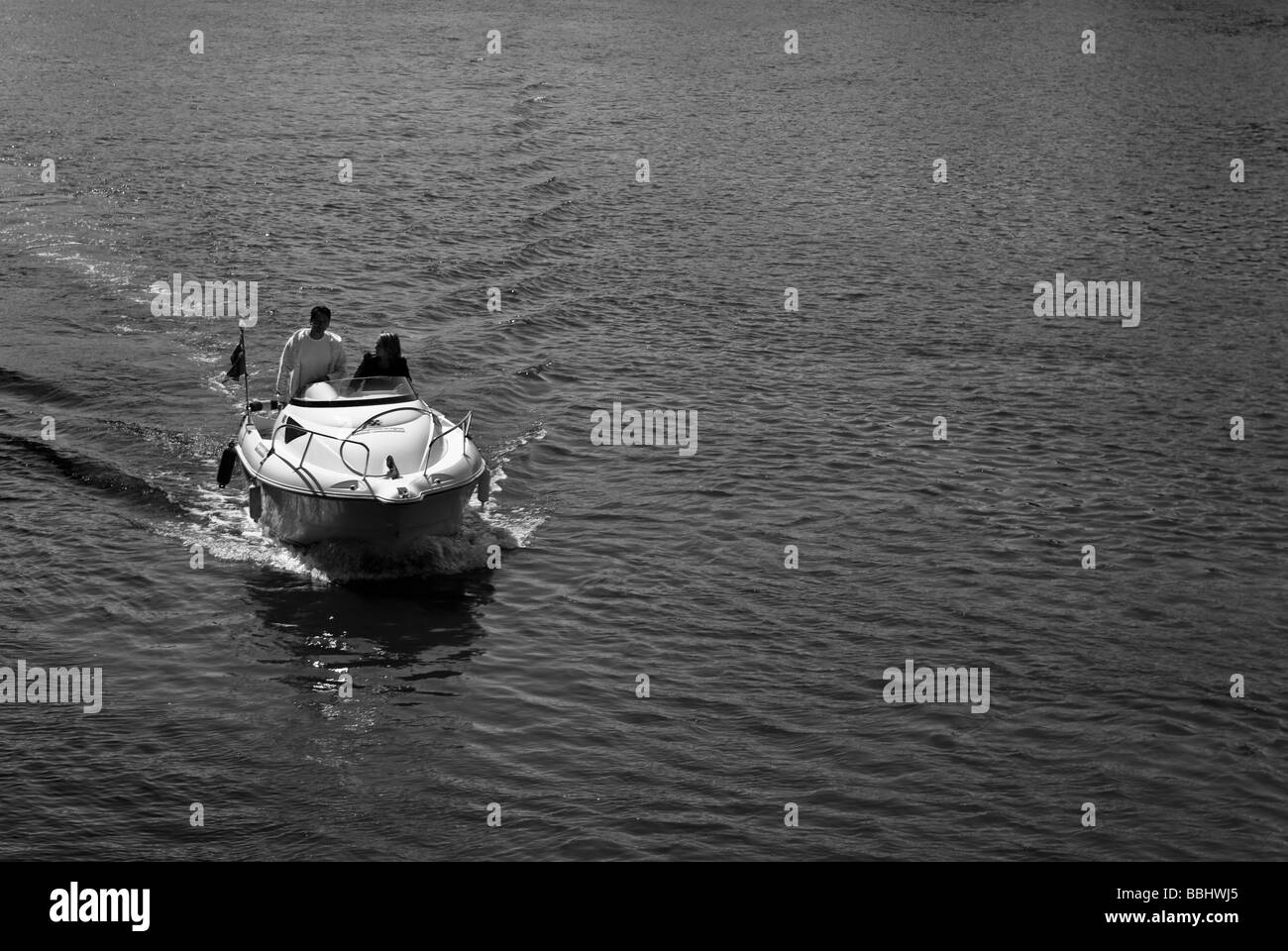 Bianco e nero della fotografia di un motoscafo veloce in movimento sull'acqua Foto Stock