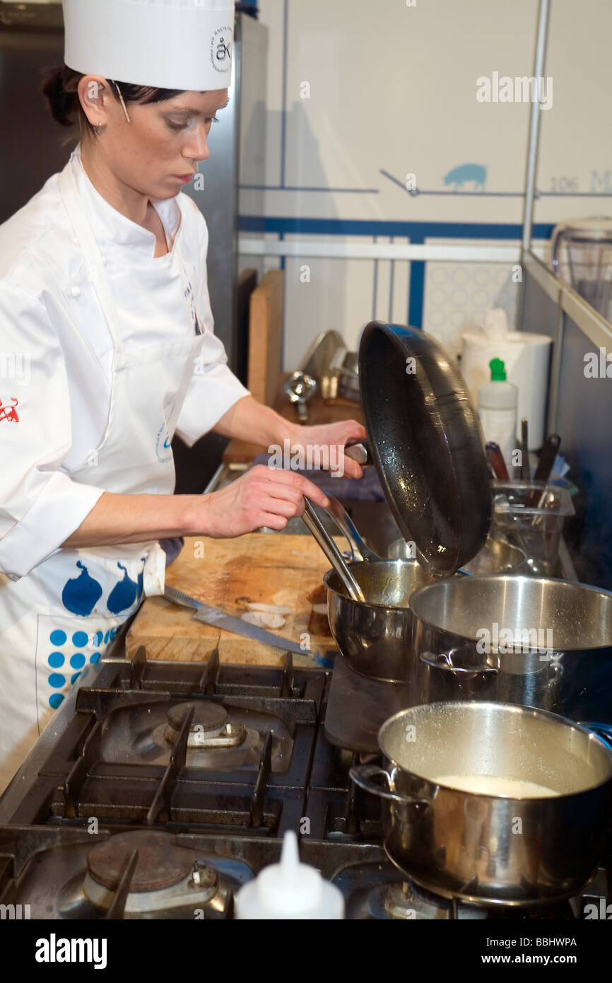 Occupato il cuoco in cucina Foto Stock