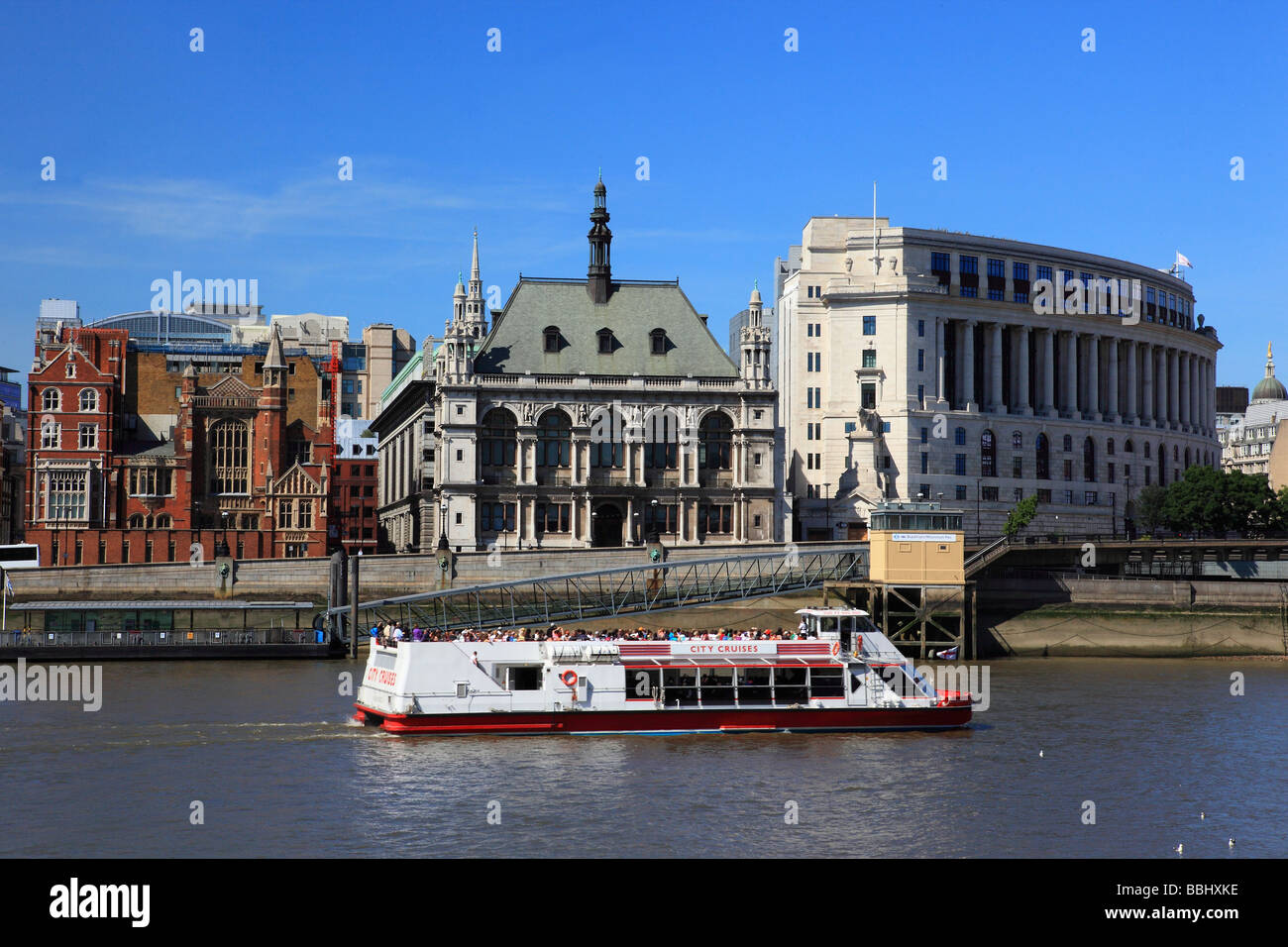 Old City of London School e Unilever edificio a Victoria Embankment London Inghilterra England Foto Stock