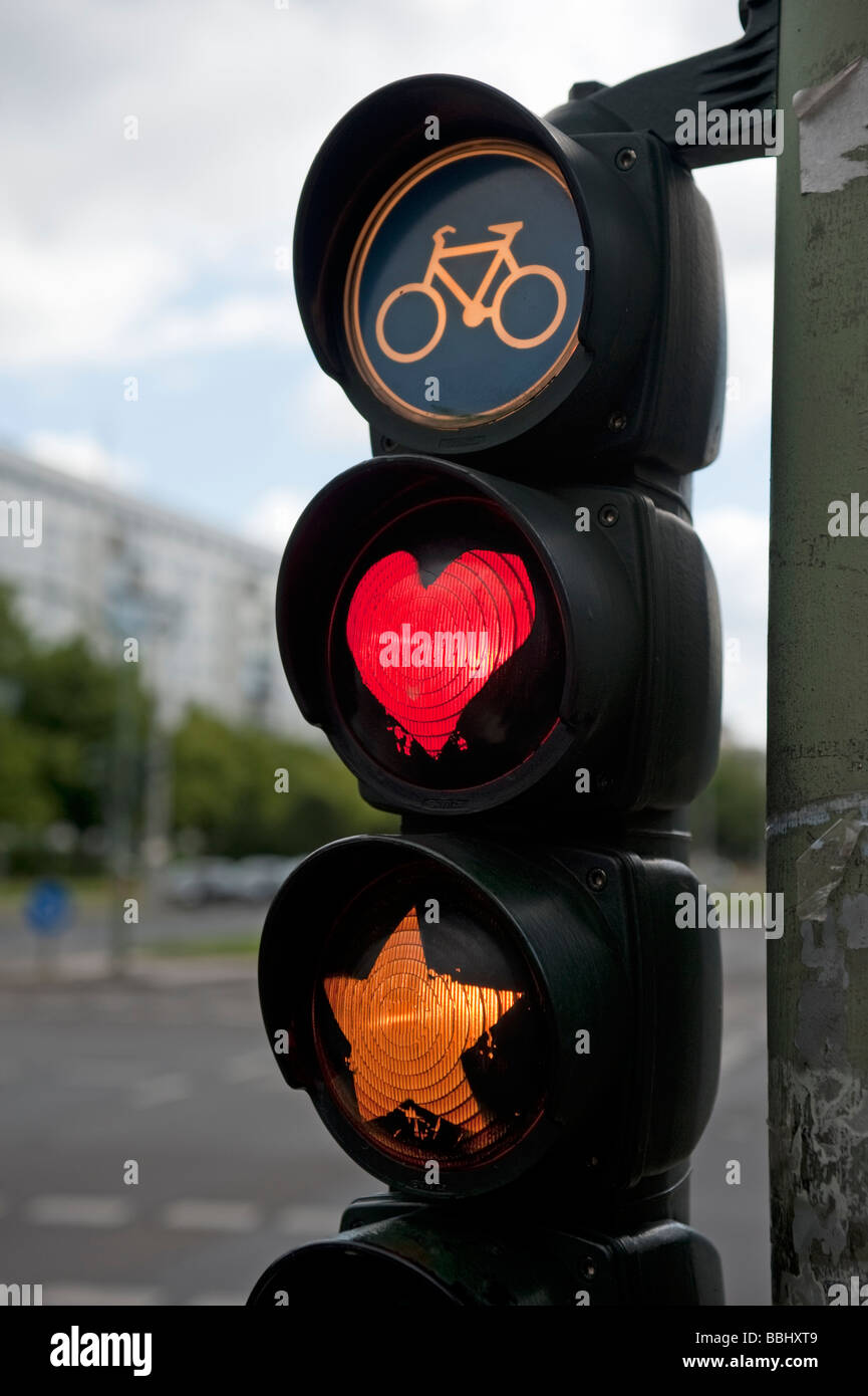 Ai semafori per ciclisti verniciati per mostrare cuore rosso e la stella gialla a Berlino Foto Stock