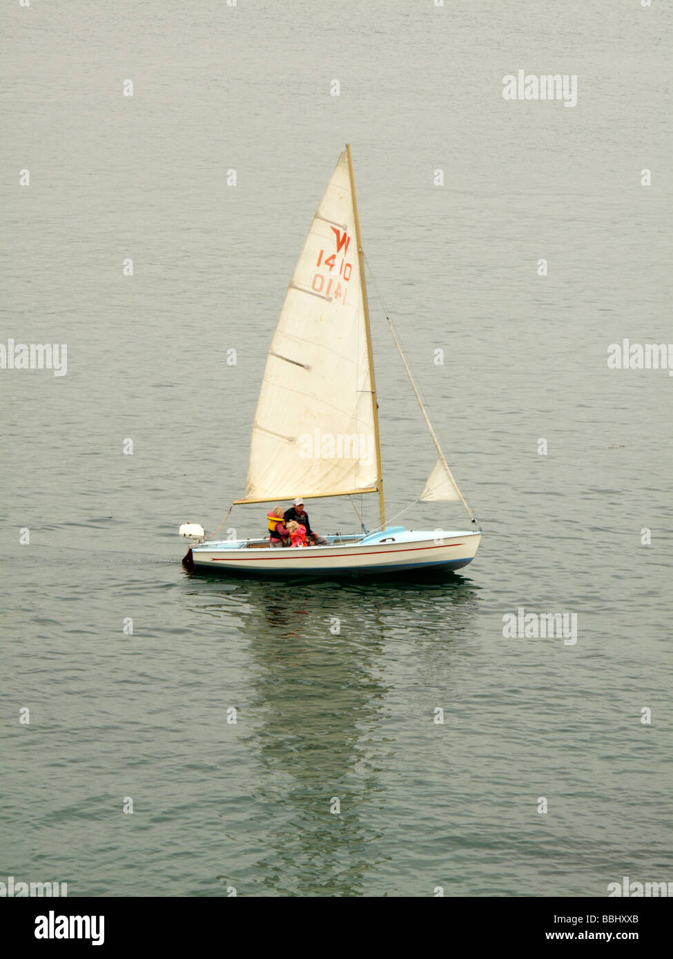 Barca a vela dinghy su un mare calmo Foto Stock