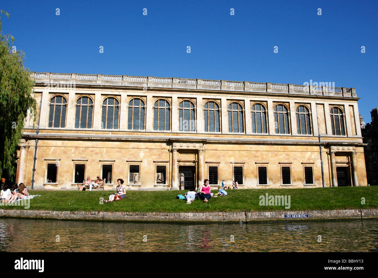 Esterno del wren library del trinity college dal fiume Cam in una zona conosciuta come i dorsi Cambridge Regno Unito Foto Stock