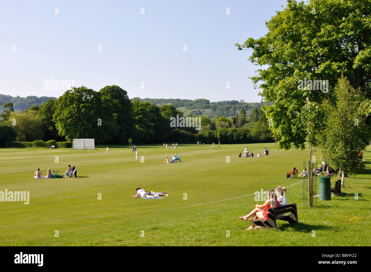 Partita di cricket sul verde, Oxted, Surrey, England, Regno Unito Foto Stock