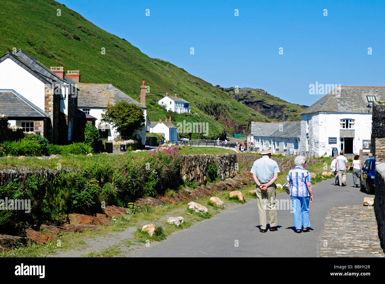 I turisti a passeggio a boscastle in cornwall, Regno Unito Foto Stock