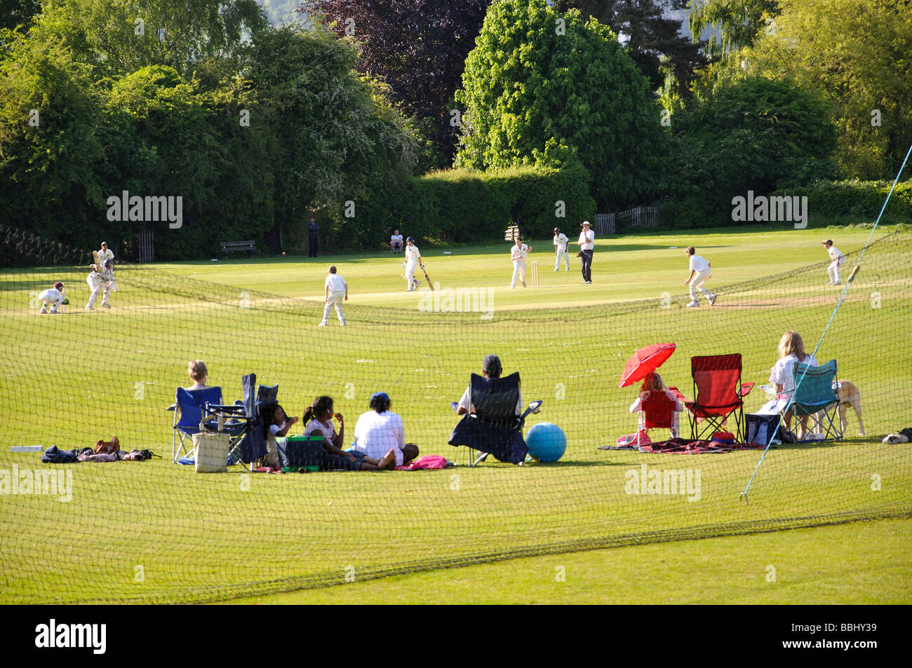 Partita di cricket sul verde, Oxted, Surrey, England, Regno Unito Foto Stock