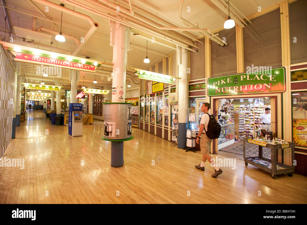 Livello inferiore negozi nel Mercato di Pike Place, Seattle, WA, Stati Uniti d'America Foto Stock