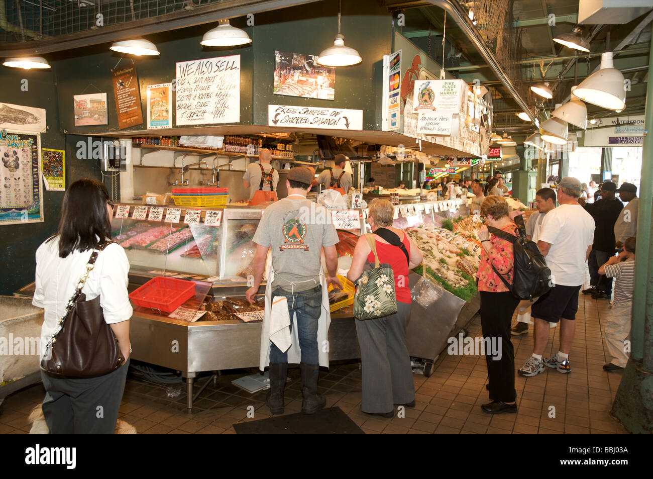 Mercato del pesce nel Mercato di Pike Place, Seattle, WA, Stati Uniti d'America Foto Stock