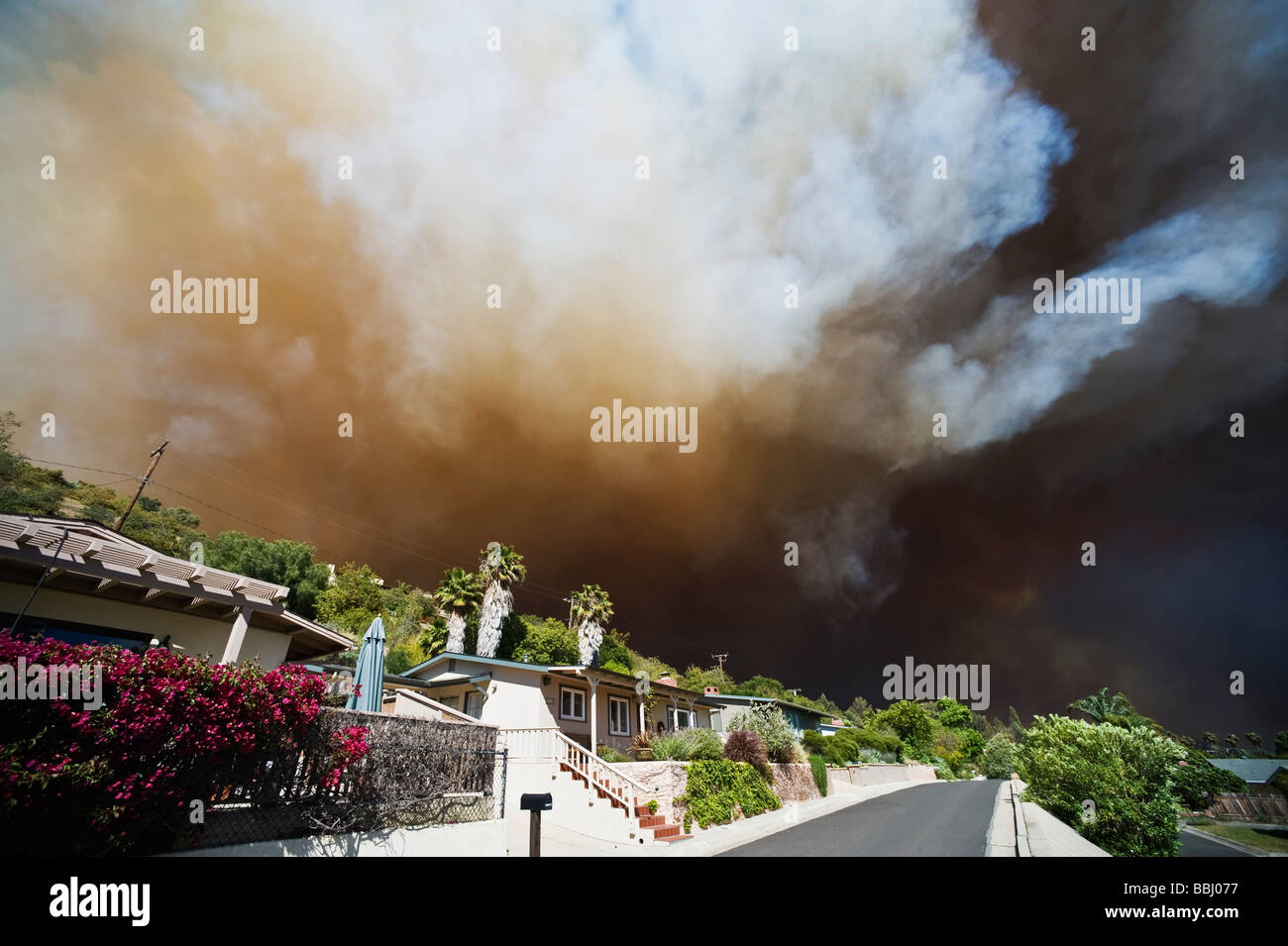 Il fumo proveniente da Jesusita fire riempie il cielo sopra casa nella zona di evacuazione di Santa Barbara in California il 6 maggio 2009 Foto Stock