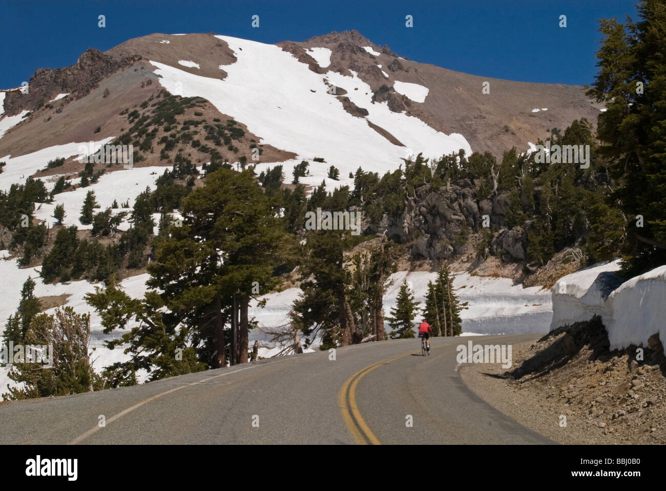 USA minerale California Parco nazionale vulcanico di Lassen Mt teste su strada fino al lato sud del Monte Lassen peak biker rende il viaggio Foto Stock