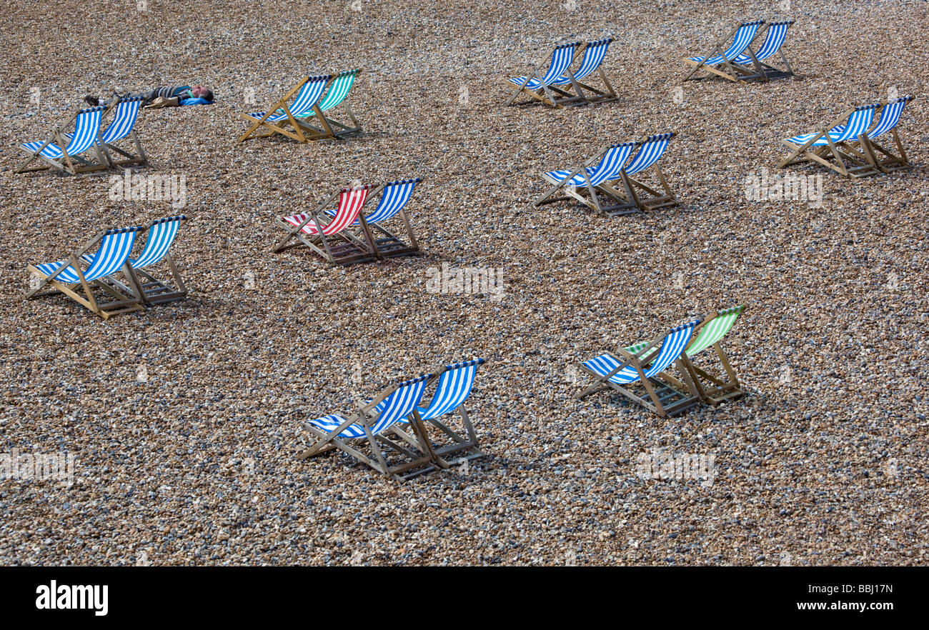 Sedie a sdraio sulla spiaggia di Brighton Inghilterra Foto Stock