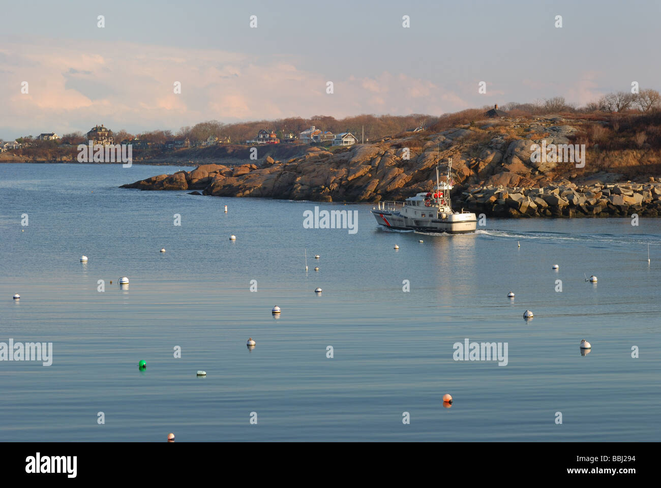 US Coast Guard cutter vela al di fuori del porto di Rockport Rockport Massachusetts Foto Stock