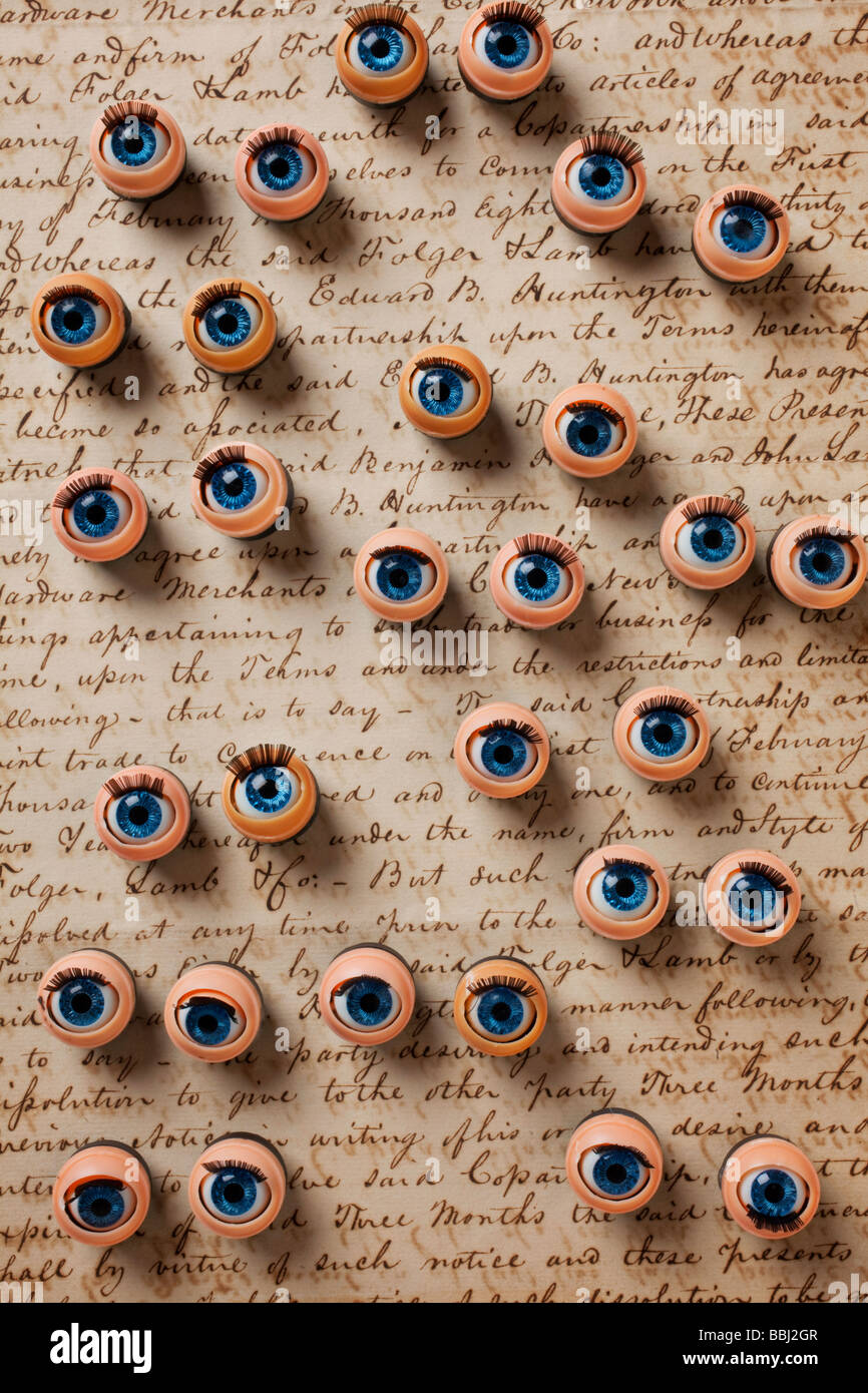 Gli occhi di bambola su vecchi lettera Foto Stock