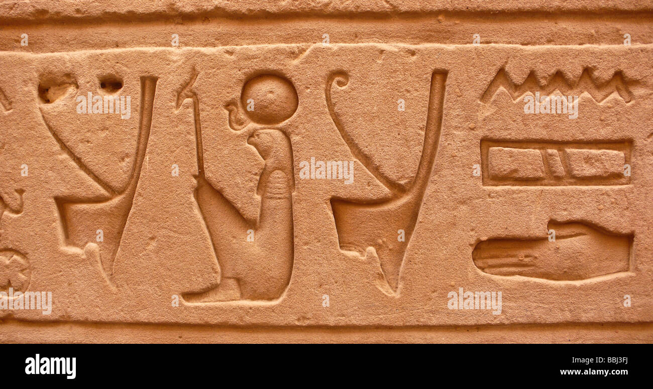 Tempio dei rilievi e geroglifici, Horus Tempio di Edfu, Egitto, Africa Foto Stock