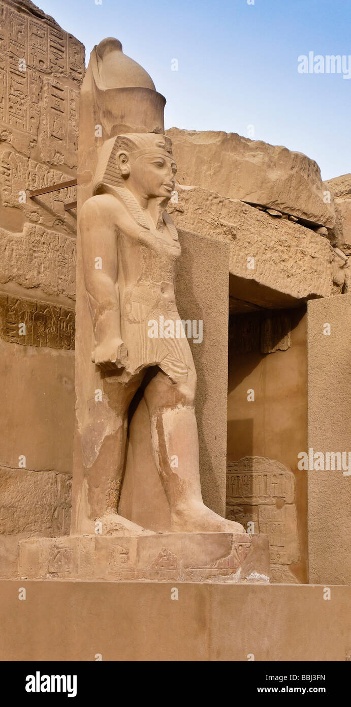 Statua del faraone Ramses II presso il tempio di Luxor, la Nubia, Egitto, Africa Settentrionale, Africa Foto Stock