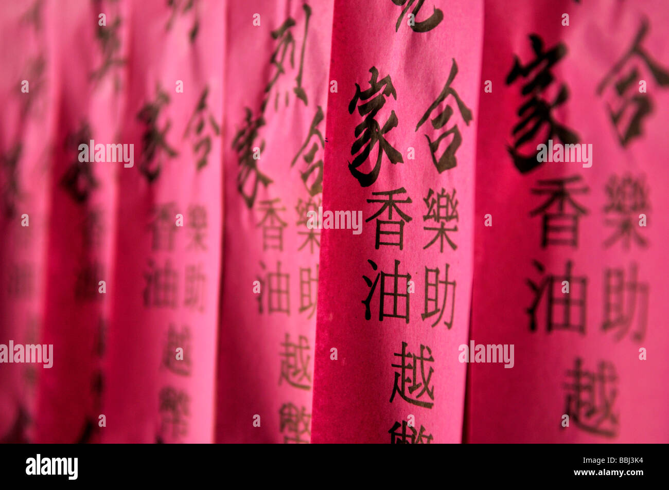 Bandiere di preghiera, preghiera scivola, nero caratteri cinesi sul tessuto rosa carta, a Chua Tempio Thien Hau, Ho Chi Minh sità, a Saigon, Foto Stock