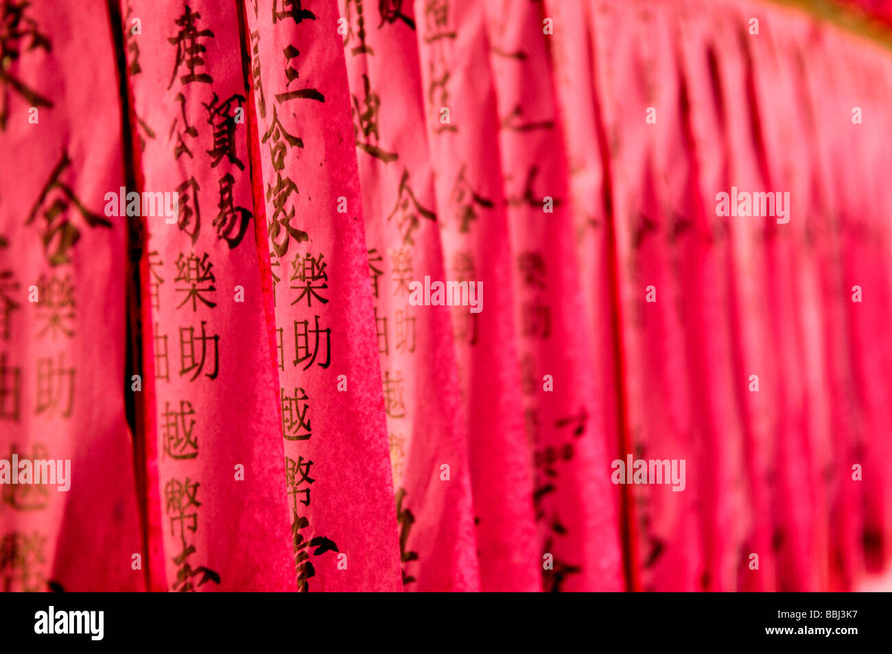 Bandiere di preghiera, preghiera scivola, nero caratteri cinesi sul tessuto rosa carta, a Chua Tempio Thien Hau, Ho Chi Minh sità, a Saigon, Foto Stock