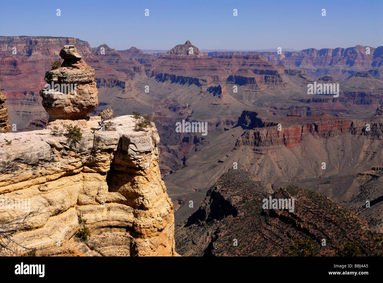 Una vista panoramica del Grand Canyon Colorato rocce scoscese, accumulando stratum generare dalla erosione Foto Stock