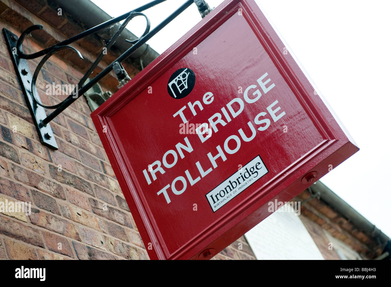 Segno per il ponte di ferro casello di Ironbridge, Shropshire Foto Stock