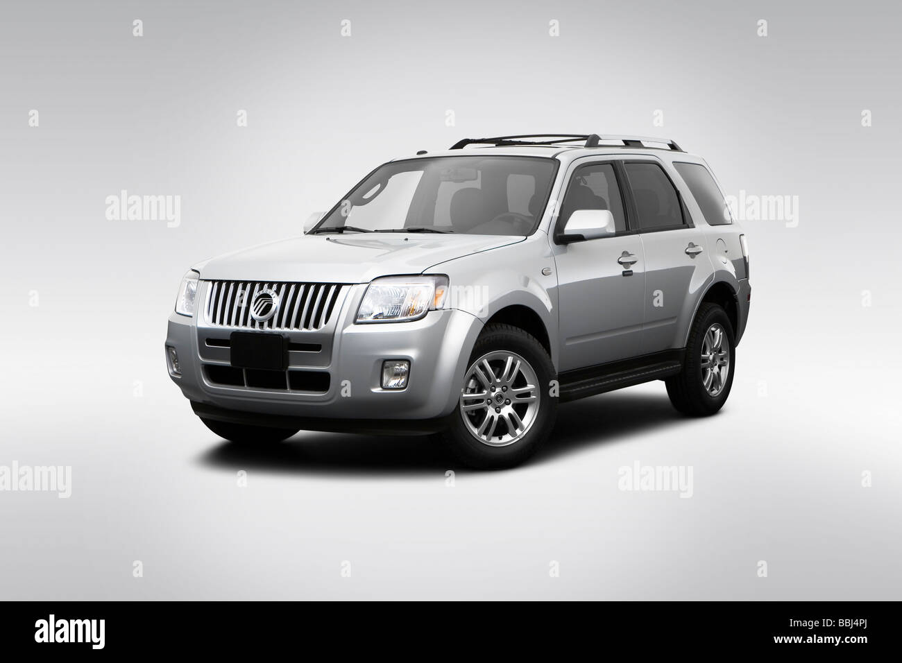 2009 Mercury Mariner in Premier - Vista anteriore angolare Foto Stock