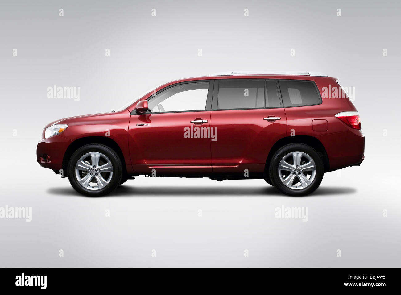 2009 Toyota Highlander limitata in rosso - Driver Profilo laterale Foto Stock