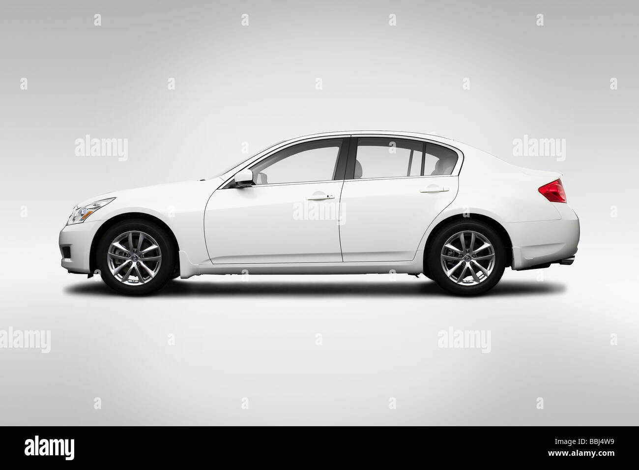 2009 Infiniti G berlina G37 in bianco - Driver Profilo laterale Foto Stock