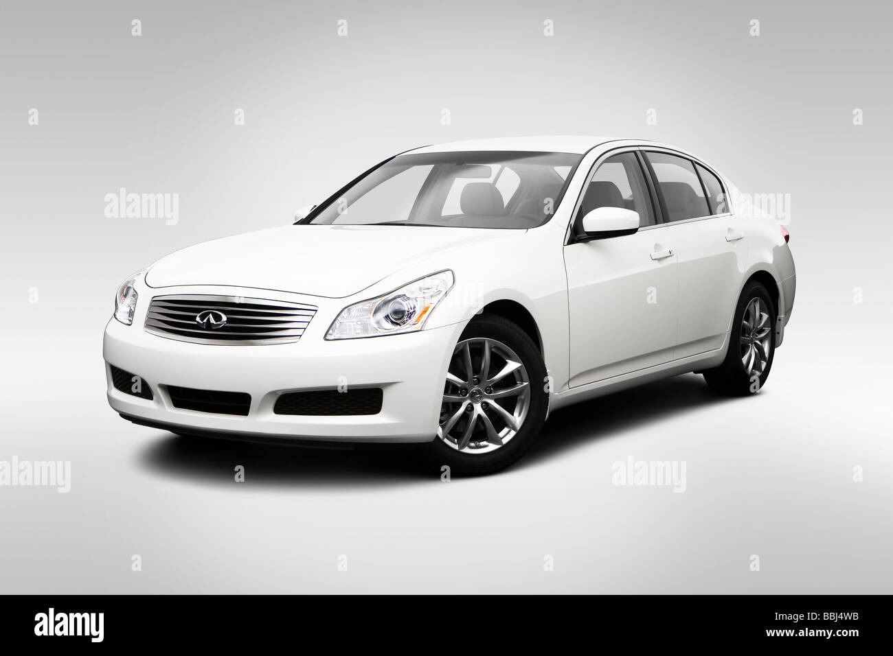 2009 Infiniti G berlina G37 in bianco - Vista anteriore angolare Foto Stock
