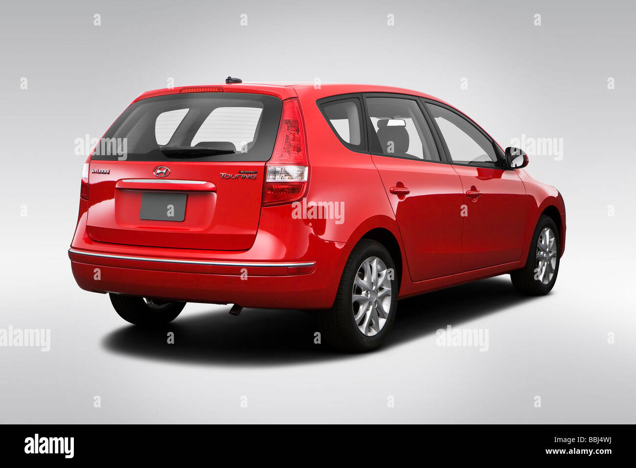 2009 Hyundai Elantra Touring in rosso - angolo posteriore vista Foto Stock