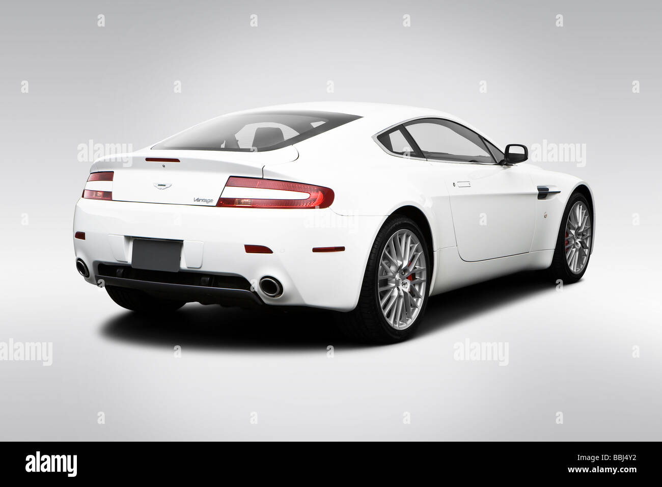 2009 Aston Martin V8 Vantage in bianco - angolo posteriore vista Foto Stock