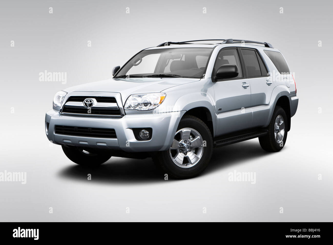 2009 Toyota 4Runner SR5 in grigio - Vista anteriore angolare Foto Stock