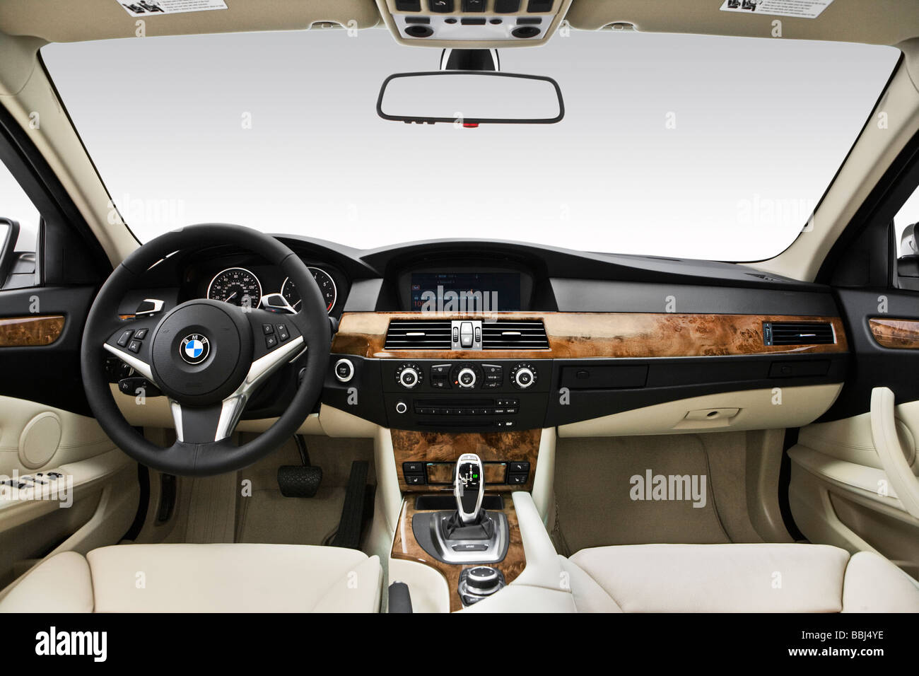 2009 BMW Serie 5 550i in bianco - Cruscotto, consolle cambio di marcia visualizzare Foto Stock