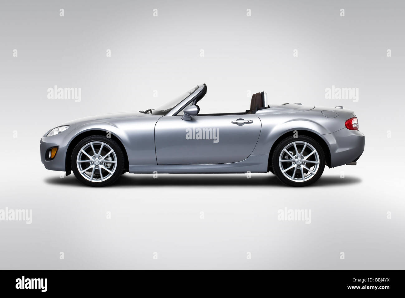 2009 Mazda MX-5 GT Hardtop in argento - Driver Profilo laterale Foto Stock