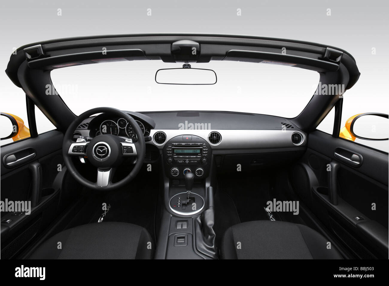 2009 Mazda MX-5 Sport in giallo - Cruscotto, consolle cambio di marcia visualizzare Foto Stock