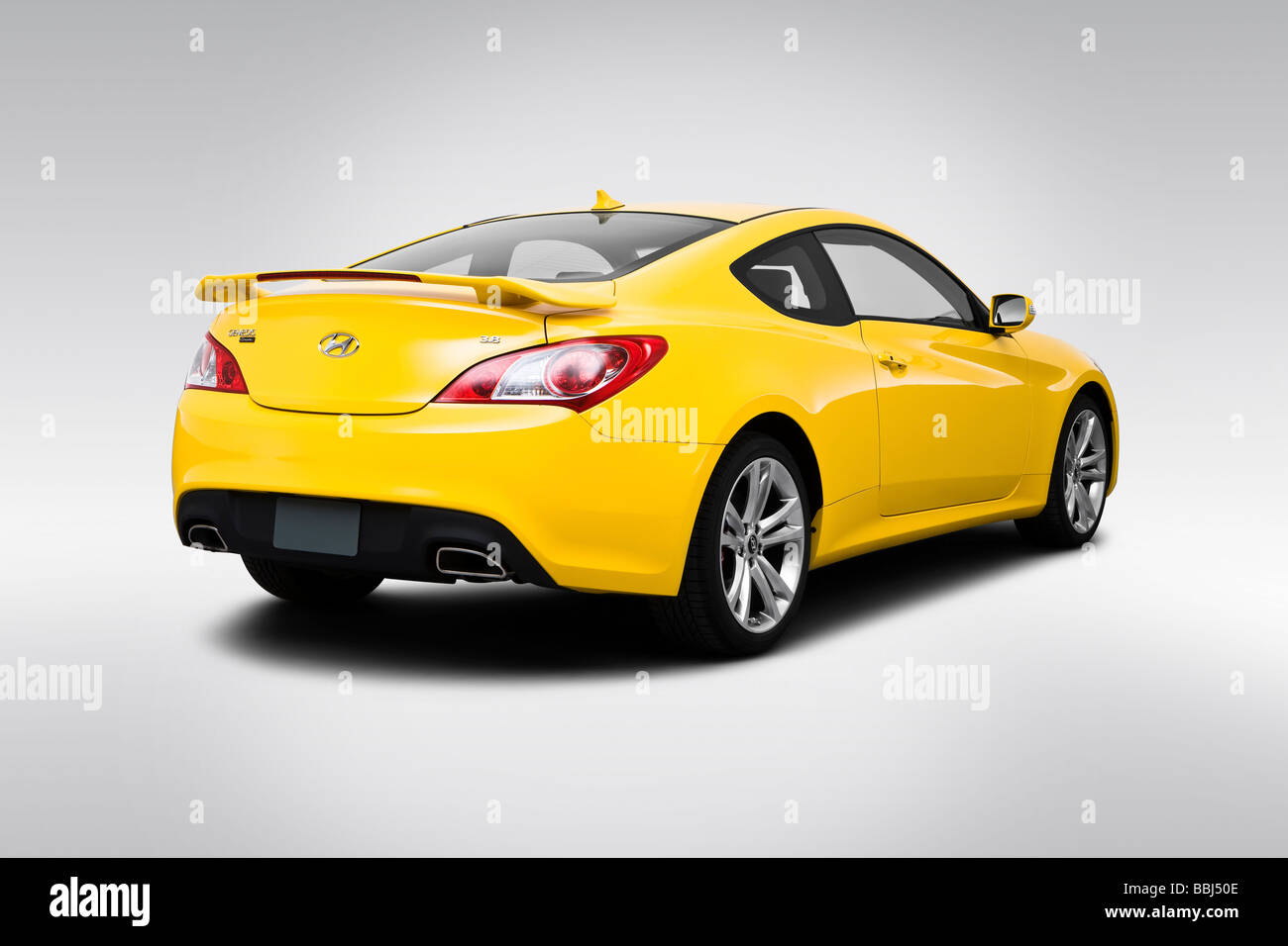 2010 Hyundai Genesi 3,8 via in giallo - angolo posteriore vista Foto Stock